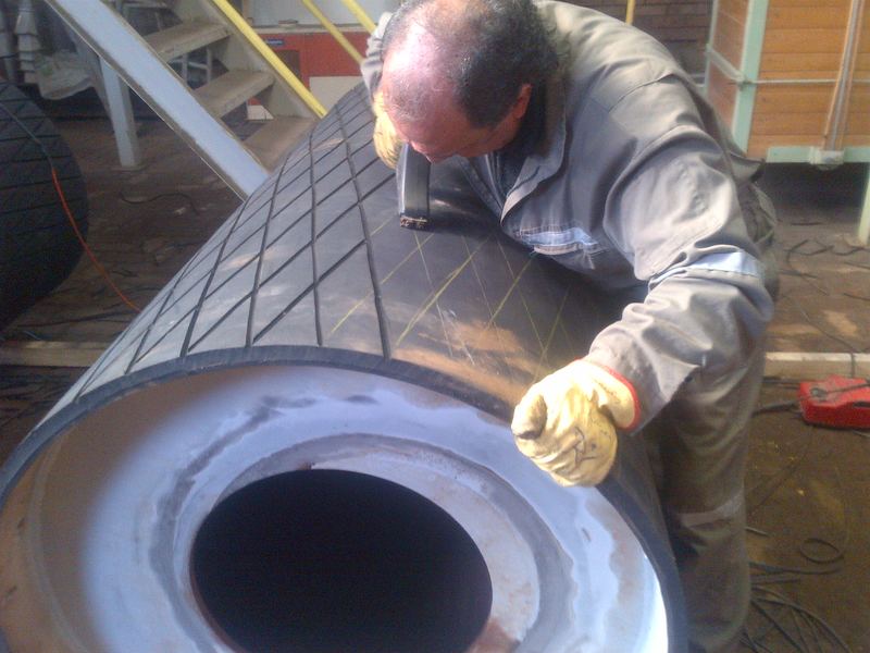 Técnico Poligom realizando revestimiento de polea industrial